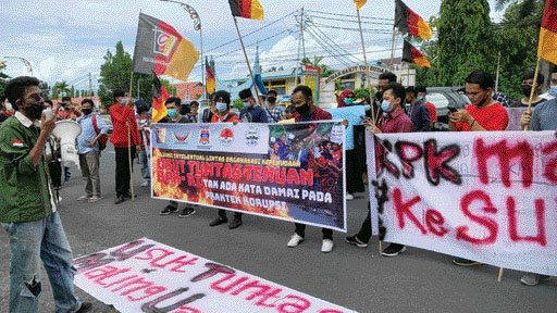 Aliansi Intelektual Lintas Organisasi Kepemudaan berorasi di pintu masuk Kantor Gubernur Sumbar, kemarin (8/3). Mereka menuntut kasus dugaan korupsi dana penanggulangan Covid-19 Sumbar tahun 2020 diusut tuntas. (IST)
