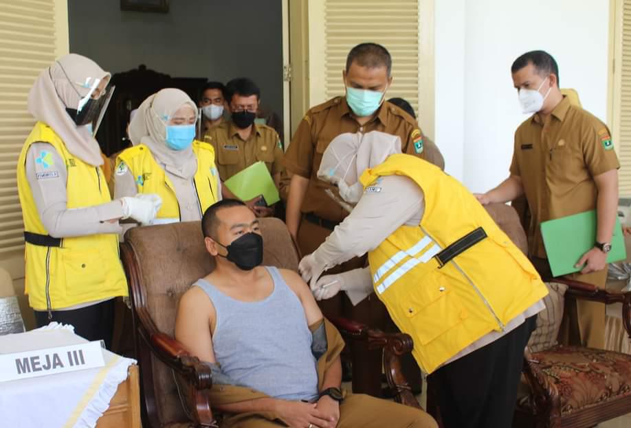 Wakil GNubernur Sumbar Audy Joinadly saat divaksinasi, Senin (8/3/2021). Foto: (Humasprov)