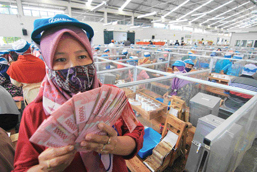 Sebanyak 51.451 buruh rokok PT Djarum Kudus menerima tunjangan hari raya (THR) lebih awal seperti terlihat di brak rokok Kaliputu, Kota Kudus, Jawa Tengah, kemarin (29/4). (jpg)