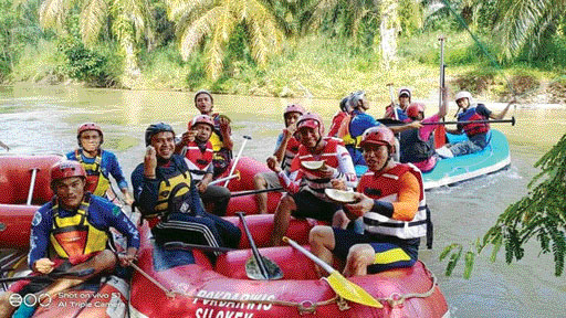 Menikmati buah durian di atas perahu karet usai menaklukkan derasnya aliran sungai. (IST)