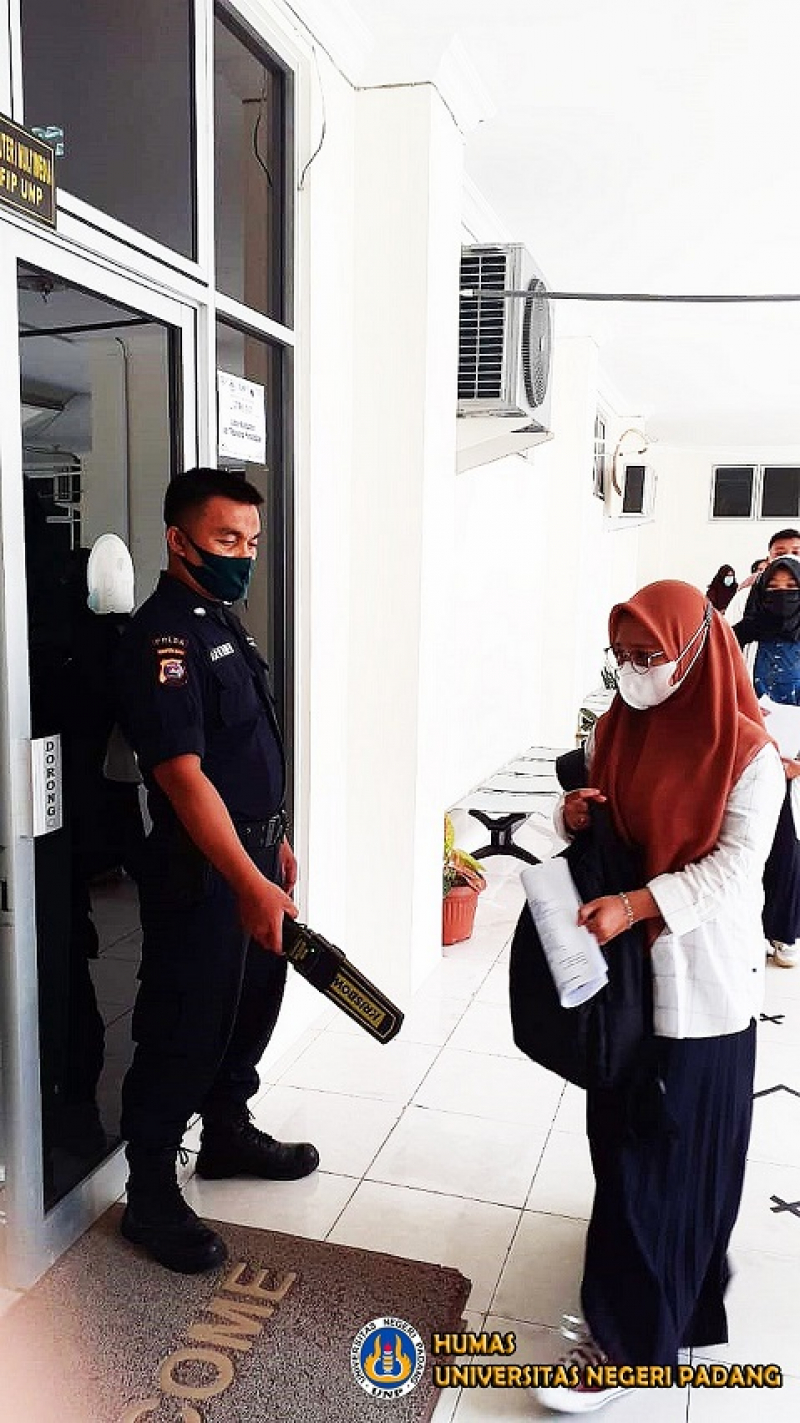 Panitia memeriksa tas peserta ujian. (Humas UNP)