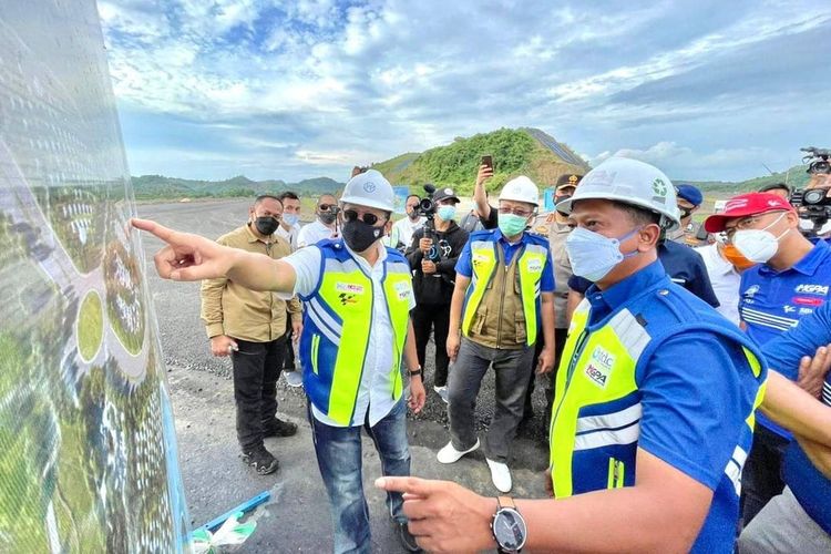 Ketua MPR sekaligus Ketua Umum Ikatan Motor Indonesia (IMI) Bambang Soesatyo meninjau pembangunan Sirkuit Mandalika. (net)