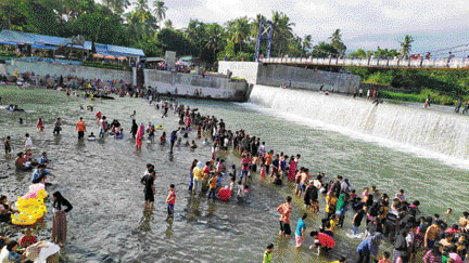 Ratusan warga memadati bendungan irigasi Kototuo, Kelurahan Koto Panjang Ikur Koto untuk melakukan aktivitas balimau, kemarin. (IST)