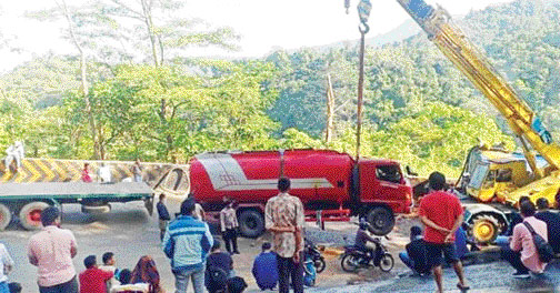 Proses evakuasi truk pengangkut minyak sawit yang terbalik di Panorama I Sitinjaulauik, Selasa (13/4). (IST)