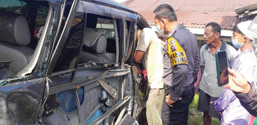 Mobil Kijang Innova rusak parah usai tertabrak KA Minangkabau Ekspres di perlintasan kereta api Alai Parak Kopi, kemarin. (IST)