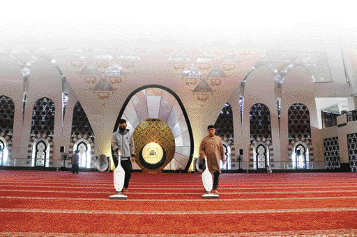 BERSIH-BERSIH: orang petugas Masjid Raya Sumbar membersihkan tikar lantai dua masjid yang akan dijadikan tempat pelaksanaan ibadah selama bulan Ramadhan mendatang, Jumat (9/4) lalu. (IST)