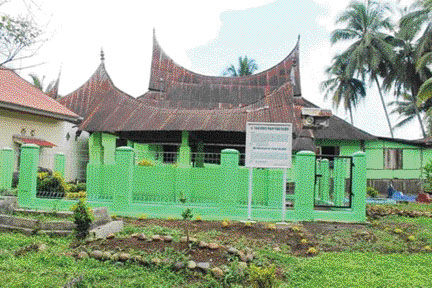 Surau Latiah di Kelurahan Kampaitabukerambil (KTK), Kecamatan Lubuaksikarah, Kota Solok, kini tetap menyelenggarakan Shalat Tarawih. (IST)