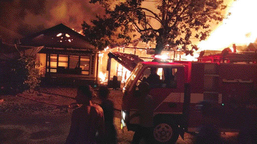 Kobaran api menghanguskan tiga unit rumah di Pasaman Barat. Pemadaman api ikut dibantu warga dan Babinsa wilayah Kecamatan Lembahmelintang Koramil 06/UG dan Kodim 0305/Pasaman. (IST)