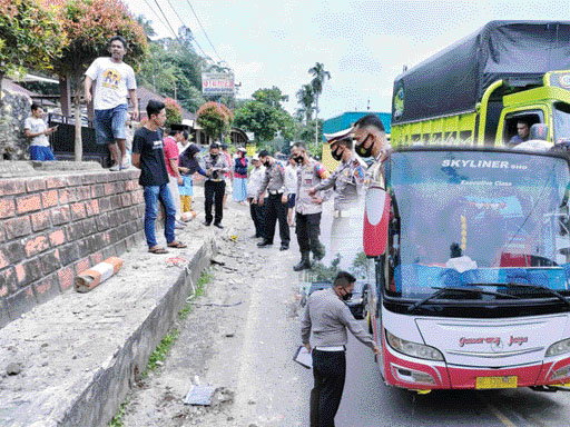 Jajaran petugas Satlantas Polres Padangpanjang melakukan olah tempat kejadian peristiwa (TKP) di lokasi kecelakaan maut melibatkan bus PO Gumarang Jaya BE 7320 CU di depan SDN 03 Pitalah, Kenagarian Pitalah, Kecamatan Batipuh, Tanahdatar, kemarin (15/4).
