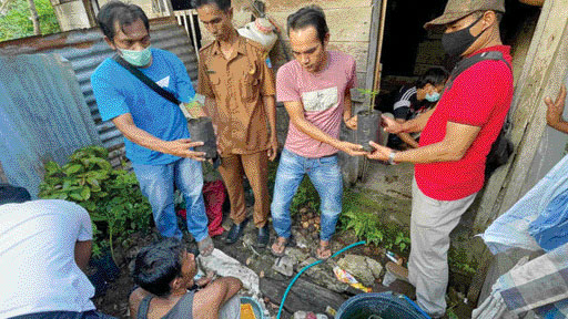Petugas Satnarkoba Polres Pasbar menggerebek rumah pelaku dan menyita puluhan batang ganja. (IST)