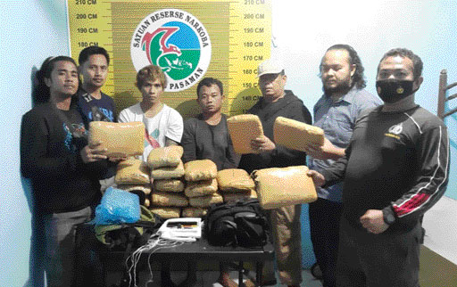 Dua pelaku dan 20 kilogram ganja kering asal Sumateta Utara berhasil diamankan petugas. Saat ini kasus tangkapan besar itu sedang dikembangkan. (IST)
