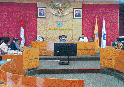 Bupati Pessel Rusma Yul Anwar saat melakukan kunjungan kerja ke UNP disambut Rektor UNP Prof Ganefri, Kamis (27/5). (IST)