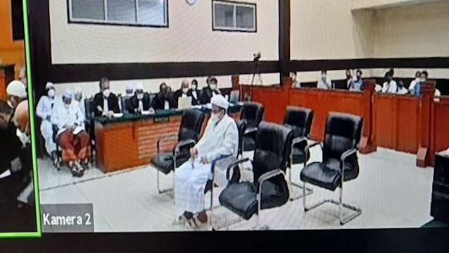 Habib Rizieq saat menjalani persidangan. (net)