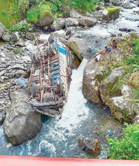 Truk pengangkut susu dalam  kondisi terbalik di dasar sungai sedalam  kurang lebih 30 meter di kawasan Lubuk  Peraku, Kecamatan Luki, kemarin (5/5). (IST)