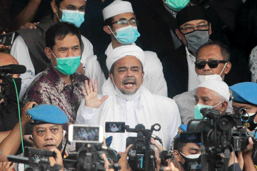 Pemimpin FPI M Rizieq Shihab saat tiba di Polda Metro Jaya untuk menjalani pemeriksaan, Jakarta, Sabtu (12/12/2020) lalu. Kemarin (27/5), dia diputus bersalah atas kerumunan di Petamburan dan Megamendung. (jpg)