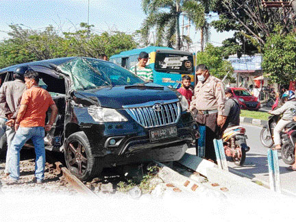 Kondisi Kijang Innova ringsek setelah dihantam kereta api di perlintasan kereta api Jalan Adinegoro, Lubukbuaya, Minggu (2/5). (IST)