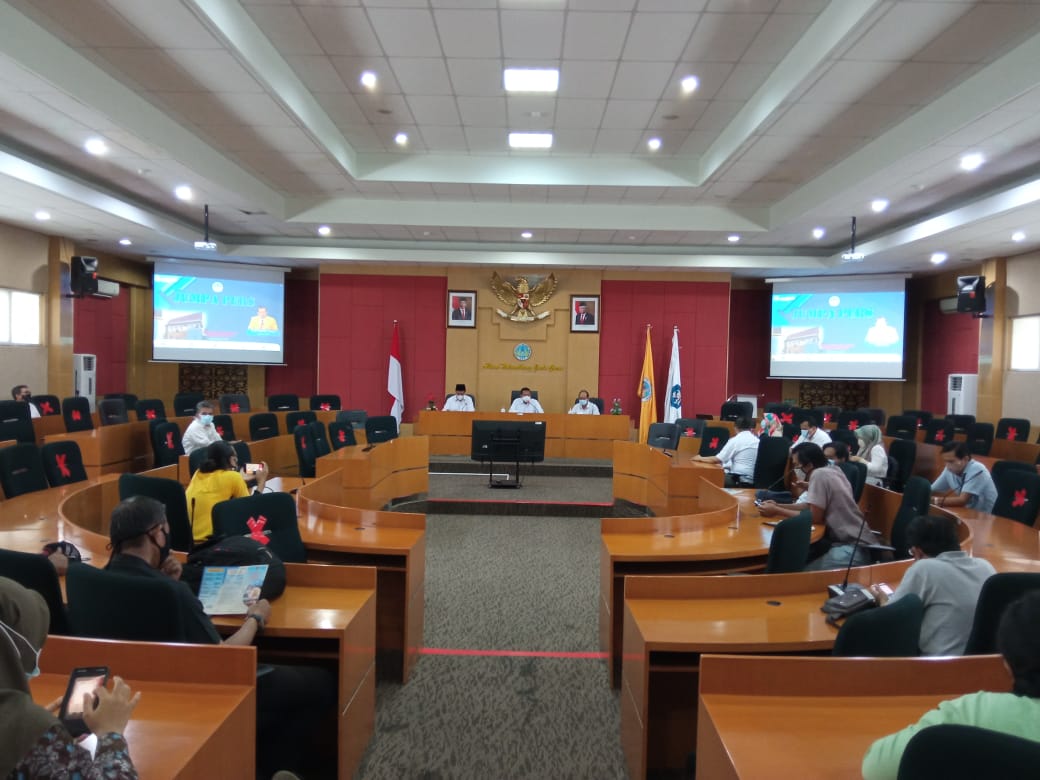 Rektor UNP, Prof Ganefri memaparkan sejumlah hal terkait proses penerimaan mahasiswa baru kepada wartawan di Gedung UNP, Senin (10/05/2021). (Humas UNP)