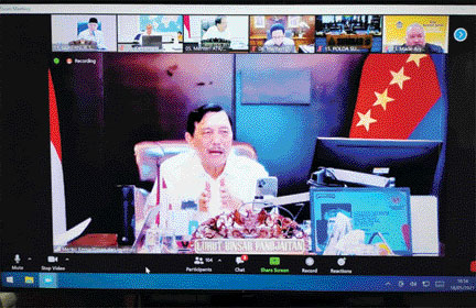 Menko Marves Luhut Binsar Pandjaitan dalam Rakor Tata Kelola Danau Maninjau sebagai Destinasi Pariwisata melalui virtual bersama Gubernur Sumbar Mahyeldi Ansharullah dan Wagub Audy Joinaldy, serta kepala OPD lingkup Pemprov Sumbar di ruang rapat Kantor Gu