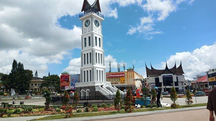 Jam Gadang Bukittinggi sepi saat libur Lebaran karena pemerintah kota setempat memutuskan untuk menutupnya untuk mengantisipasi penyebaran virus korona. (net)