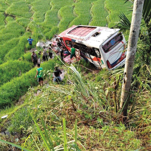 Warga beramai-ramai mengevakuasi penumpang bus PT. Pasaman Transport Express yang mengalami kecelakaan di Nagari Simpang, Kecamatan Simpati, Kabupaten Pasaman, kemarin (19/5). (IST)