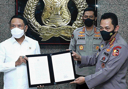 Kapolri Jenderal Listyo Sigit Prabowo (kanan) dan Menpora Zainudin Amali menunjukkan surat resmi izin keramaian Liga 1 dan Liga 2 2021 di Mabes Polri, Jakarta, Senin (31/5). (jpg)