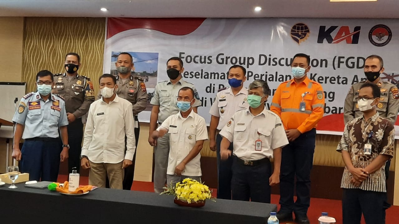 Forum Discussion Group Ketua Sub Komisi Investigasi Kecelakaan Perkeretapian KNKT, bersama PT KAI Divre II Sumbar, Rabu (8/6/2021).