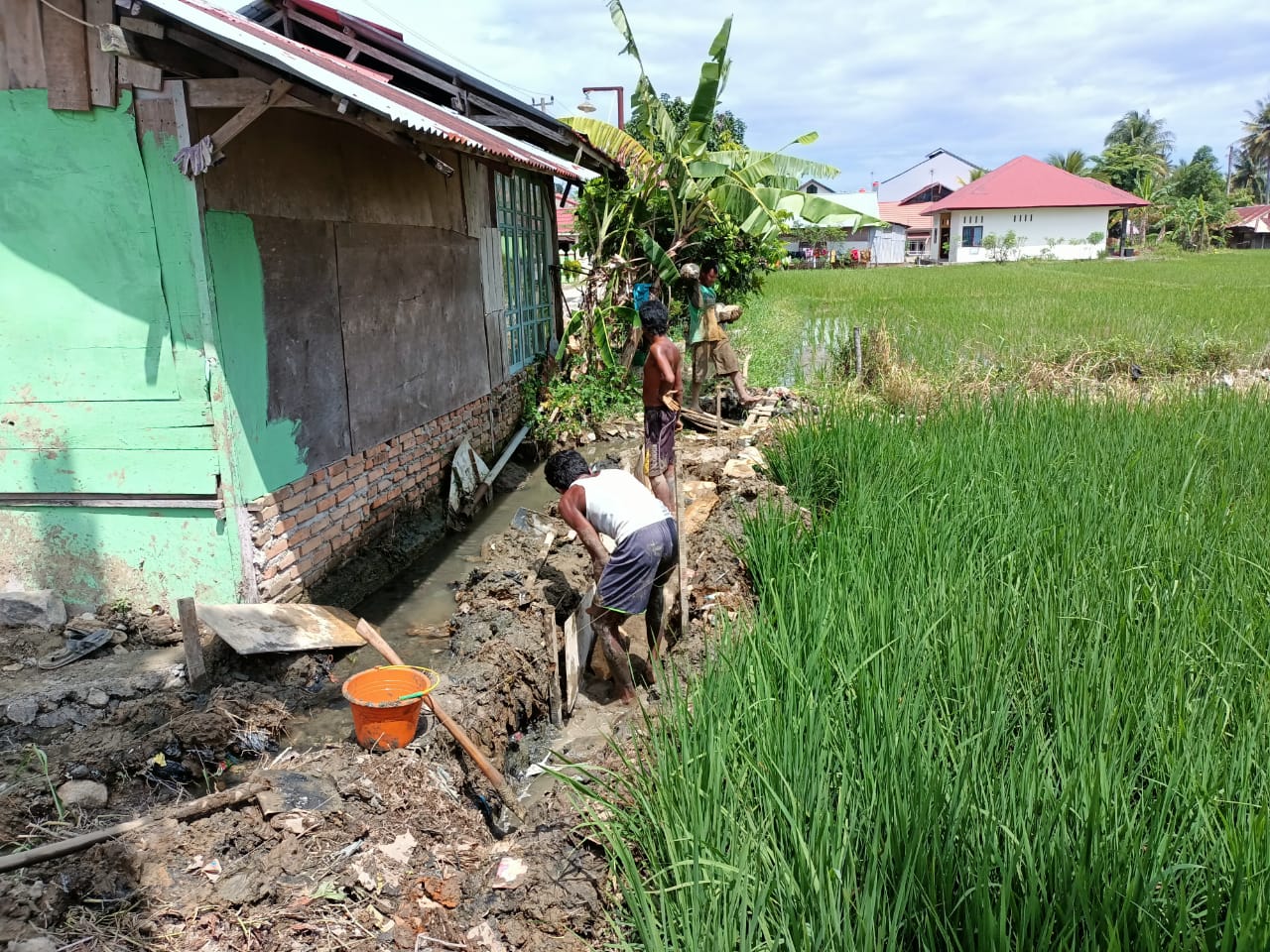 Pengerjaan irigasi sawah di Kelurahan Surau Gadang, Kecamatan Nanggalo, Kota Padang.