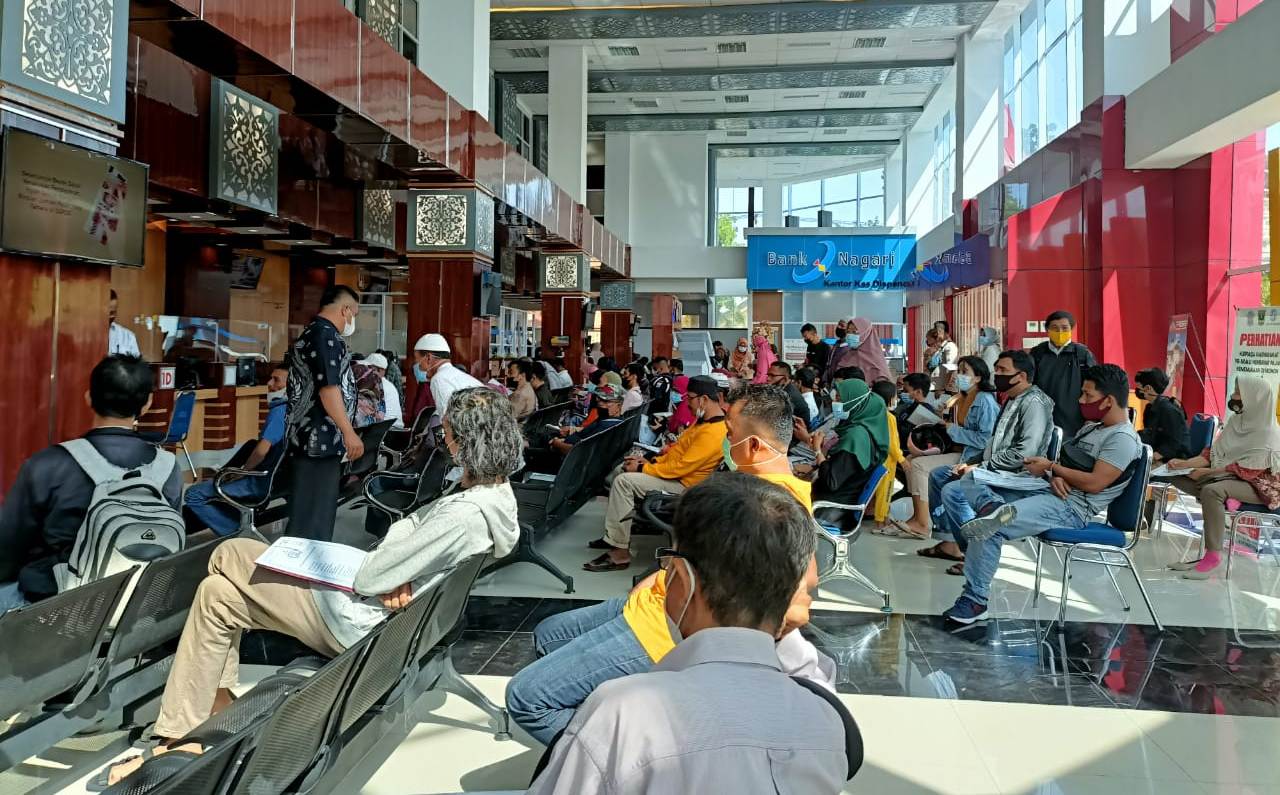 Warga ramai datang ke Kantor Samsat Padang guna memanfaatkan promo penghapusan denda pajak kendaraan bermotor, Jumat 911/6/2021)  Foto: Fitra Mulia