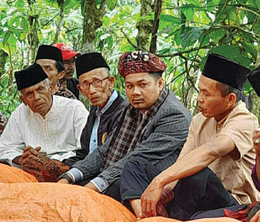Prosesi ADAT: Ilham mustafa MA Dt Kayo seusai pemasangan saluak sebagai penghulu kaum Suku Sikumbang oleh Ketua KAN Batipuahateh Datuk Sinaro Alam Nan Putiah.(IST)