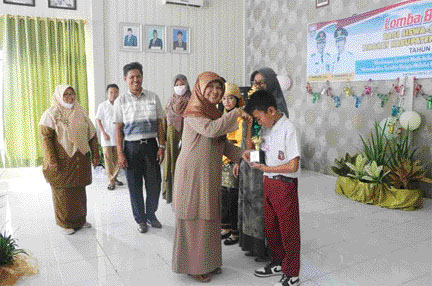 MOTIVASI: Penyerahan hadiah peserta lomba Bertutur Bagi Siswa Sekolah Dasar (SD)/Madrasah Ibtidaiyah (MI) Tingkat Kabupaten Pasaman Barat tahun 2021.(IST)
