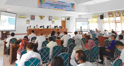 EDUKASI: Bimtek penyusunan indikator kinerja dipimpin Plh Sekkab Tanahdatar Edi Susanto.(IST)