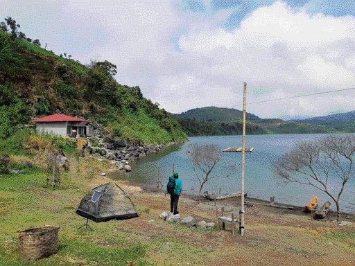 SALAH seorang pengunjung tengah menikmati keasrian di kawasan Danau Talang.(IST)