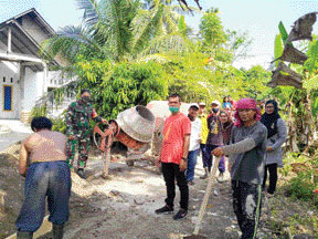 GOTONG ROYONG: Aparatur Kelurahan Batangkabung Ganting mengerjakan program manunggal BBGRM tahun 2021.(IST)