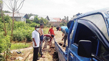 BERSEMANGAT: Warga Kelurahan Dadok Tunggulhitam bergotong royong mengerjakan program manunggal BBGRM tahun 2021.(IST)