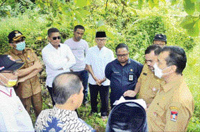 TINJAU LOKASI: Ketua DPRD Syafrial Kani bersama Wali Kota Padang Hendri Septa dan rombongan meninjau lokasi rencana pembangunan SMPN 44 di daerah Piai Tangah, kemarin.(IST)