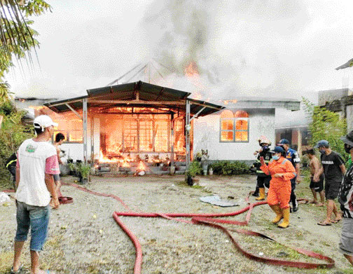 MEMBARA: Petugas pemadam kebakaran berupaya memadamkan api, Sabtu (3/7).