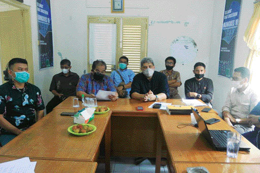 CAKETUM IKA UNAND: Ketua OC Kongres VI IKA Unand, Insannul Kamil menyampaikan tujuh bakal calon ketua IKA Unand periode 2021-2025, kemarin, (14/7).(IST)