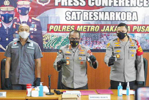 Kabid Humas Polda Metro Jaya Kombes Pol Yusri Yunus (tengah) bersama Kapolres Jakarta Pusat Kombes Pol Hengki Haryadi (kanan) memberikan keterangan terkait penetapan tersangka Aktris Nia Ramadhani dan suaminya, Ardi Bakrie di Mapolres Jakarta Pusat, Jakar