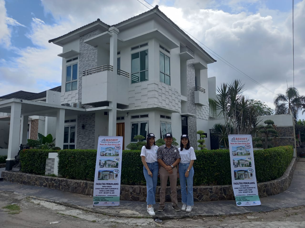 Ikhwan Hasan bersama kedua putrinya, Redha & Disti, di depan salah satu unit rumah tipe Platinum di Redist Green Residence, Bypass Km 6 Lubukbegalung, Padang.