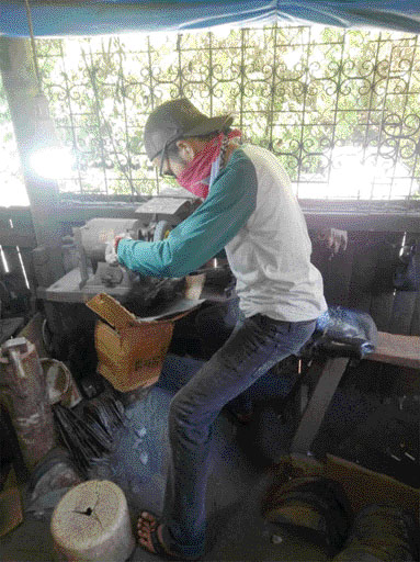 BUTUH PERHATIAN: Salah seorang pekerja pandai besi di Sungaipua membuat alat pertanian. (Atas) salah satu produk yang dihasilkan perajin.(IST)
