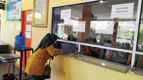 URUS DOKUMEN: Seorang warga mengurus dokumen kependudukan di Disdukcapil Kota Padang, kemarin (15/7).(RANDI/PADEK)