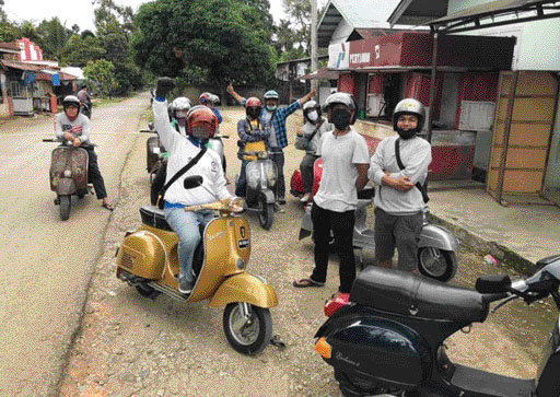 KLASIK: Sejumlah pecinta vespa klasik sedang berada di tepian Danau Singkarak beberapa waktu lalu.(IST)