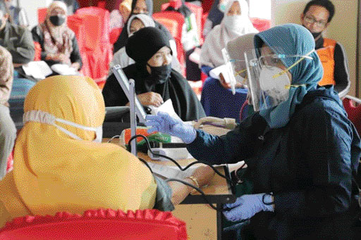 ANTUSIAS: Antrean warga yang ikut vaksinasi di Mall Pelayanan Vaksinasi, Pasar Modern Kota Solok, Selasa (13/ 7). Warga antusias mengikuti program tersebut.(IST)
