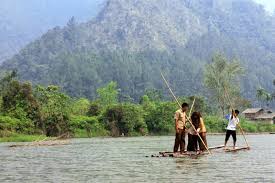 beberapa pengunjung tengah mengayuh rakik di objek wisata Kapalo Banda Nagari Taram, Kecamatan Harau.(NET)