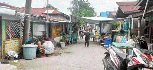 SERBA KETERBATASAN:Kondisi Gang Warna-warni di Purus, Kota Padang yang serba keterbatasan. Warga setempat yang pernah mendapat bantuan pemerintah, kini mengeluh karena bantuan sudah tidak diterima lagi.(SONYA ANDOMO/PADEK)
