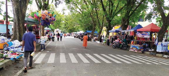 TERTATA RAPI: Suasana kawasan GOR H Agus Salim yang tertata rapi dari PKL di badan jalan, Minggu (11/7).(IST)