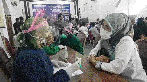 AYO DIVAKSIN: Warga Kota Sawahlunto antusias mengikuti vaksinasi, kemarin (7/7).(IST)
