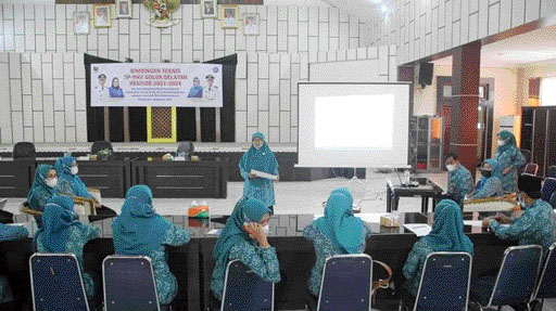 PEMBERDAYAAN: TP PKK Kabupaten Solok Selatan dibekali bimtek membangun bangsa dari keluarga.(IST)