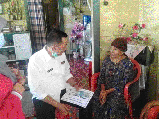 BANTUAN: Bupati Pessel, Rusma Yul Anwar, berdialog dengan masyarakat saat menyerahkan BLT Dana Desa di Nagari Puluik-Puluik, Jumat (6/8).(IST)