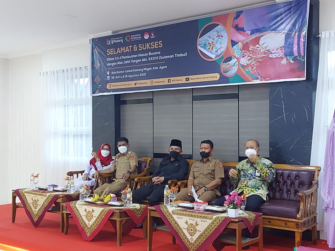 Ketua DPRD Agam Novi Irwan bersama Kepala Diklat Industri Padang Surya Agusman dan Kadis UMKM Agam Dedi Asmar saat menghadiri penutupan Diklat 3 in 1 pembuatan hiasan di Aula Kantor Camat Kamangmagek, beberapa waktu lalu.(IST)